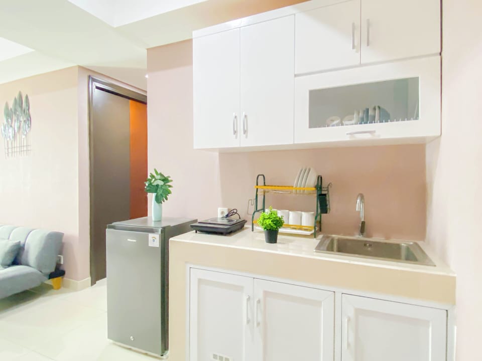 Standard Apartment | Private kitchen | Fridge, cookware/dishes/utensils