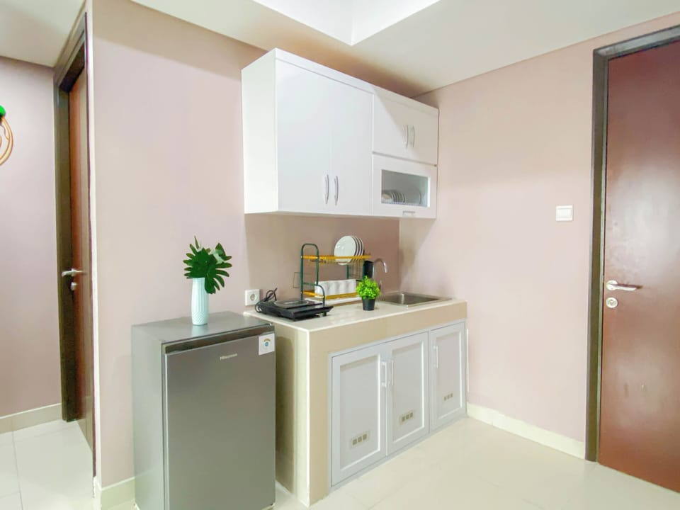 Standard Apartment | Private kitchen | Fridge, cookware/dishes/utensils