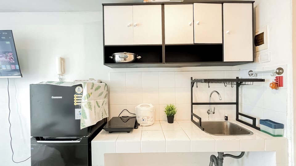 Deluxe Apartment | Private kitchen | Cookware/dishes/utensils