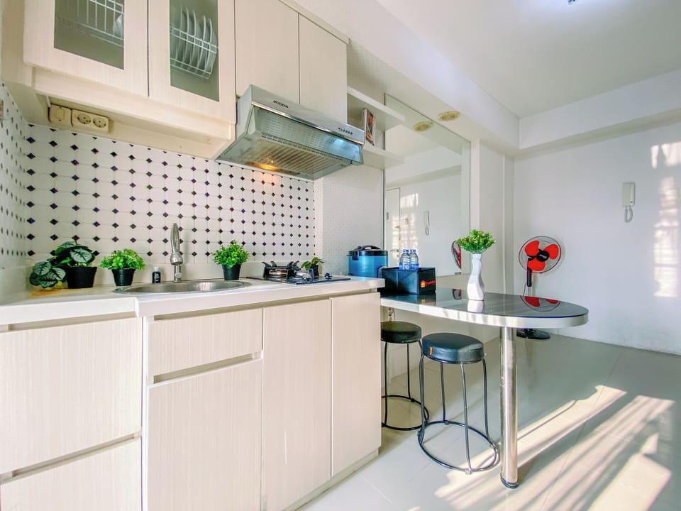 Deluxe Apartment | Private kitchen | Fridge, stovetop, cookware/dishes/utensils