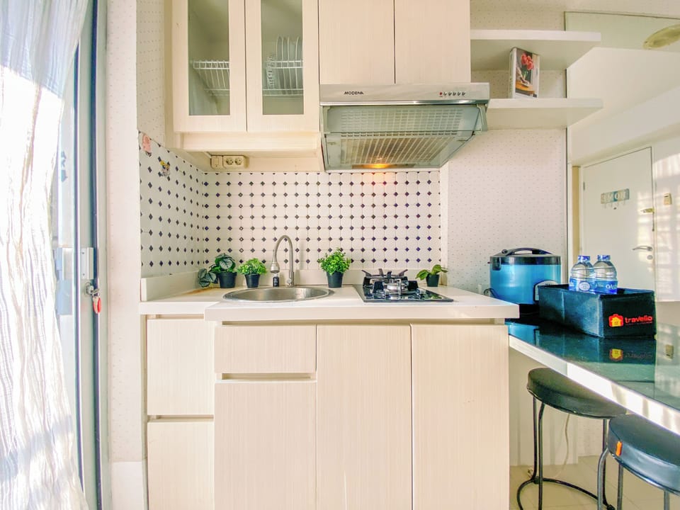 Deluxe Apartment | Private kitchen | Fridge, stovetop, cookware/dishes/utensils