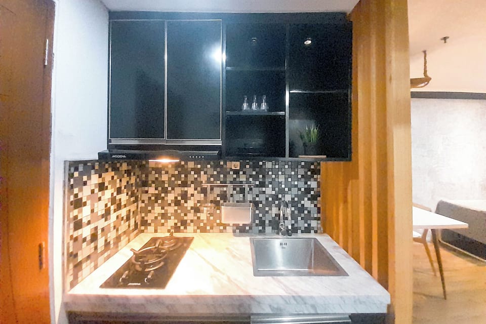 Deluxe Apartment | Private kitchen | Fridge, stovetop, cookware/dishes/utensils