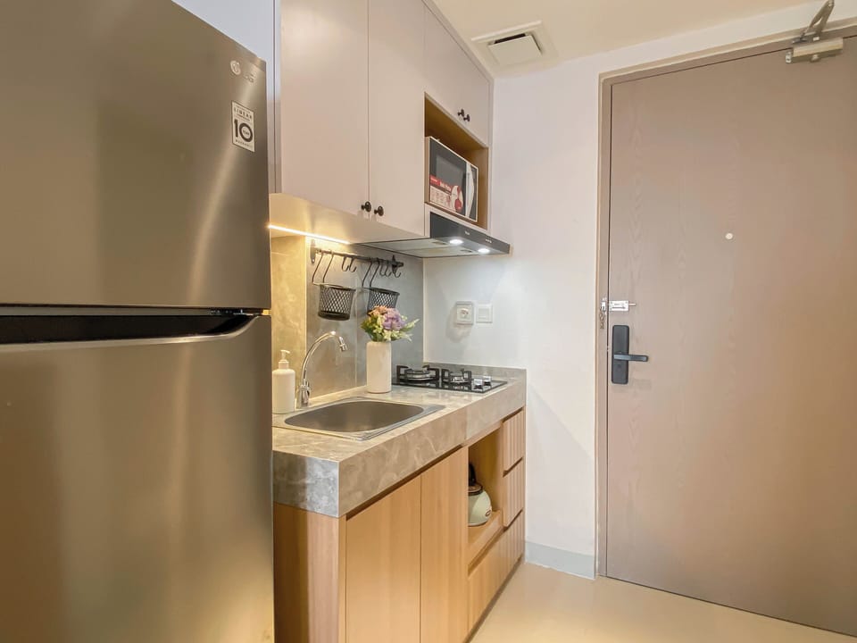 Deluxe Apartment | Private kitchen | Fridge, microwave, stovetop, cookware/dishes/utensils