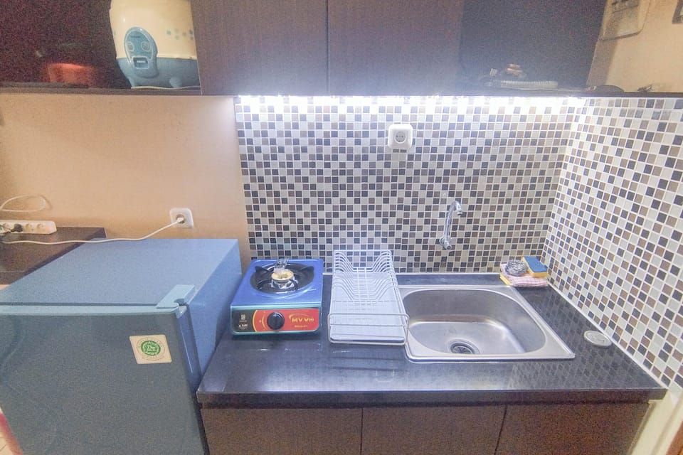 Deluxe Apartment | Private kitchen | Fridge, stovetop, cookware/dishes/utensils