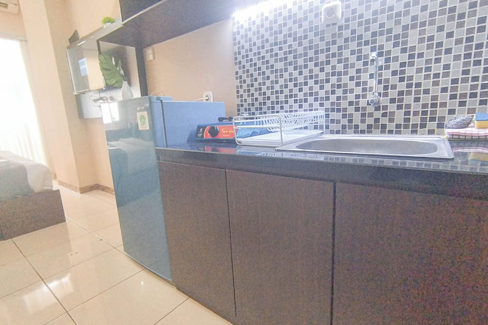 Deluxe Apartment | Private kitchen | Fridge, stovetop, cookware/dishes/utensils