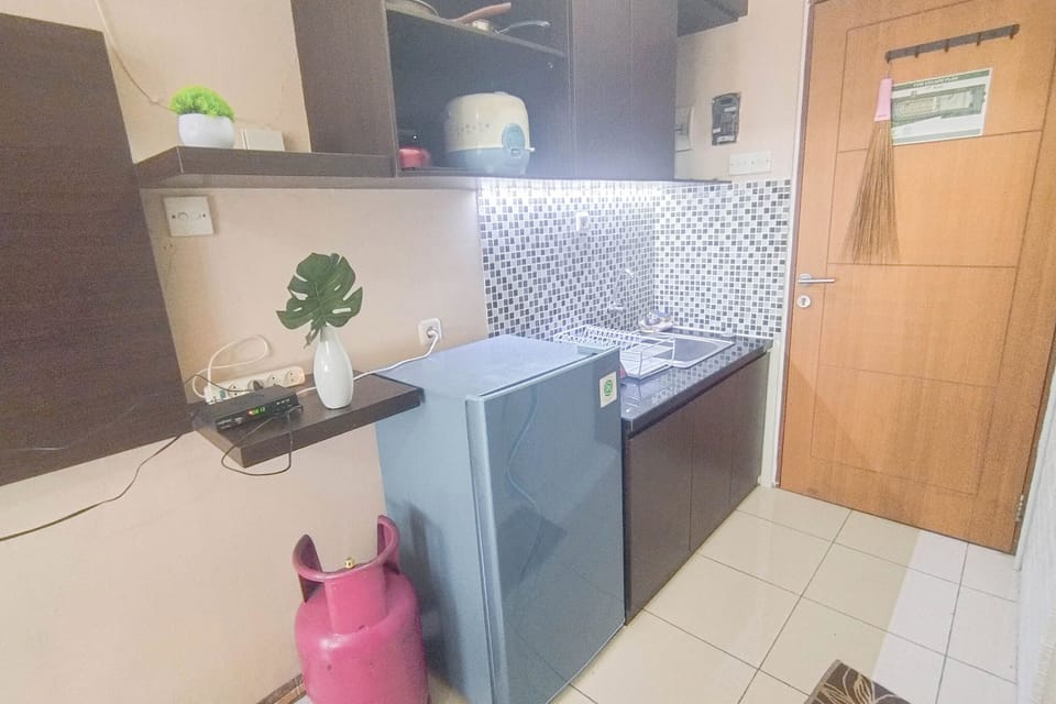 Deluxe Apartment | Private kitchen | Fridge, stovetop, cookware/dishes/utensils