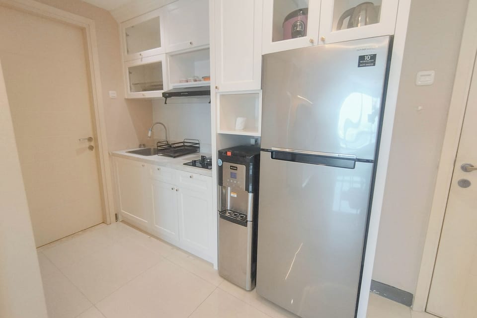 Deluxe Apartment | Private kitchen | Fridge, stovetop, cookware/dishes/utensils