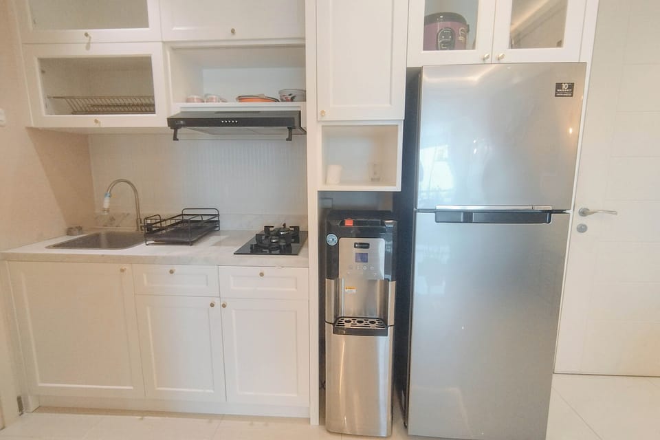 Deluxe Apartment | Private kitchen | Fridge, stovetop, cookware/dishes/utensils