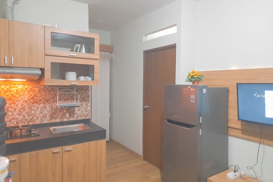 Deluxe Apartment | Private kitchen | Fridge, stovetop, cookware/dishes/utensils