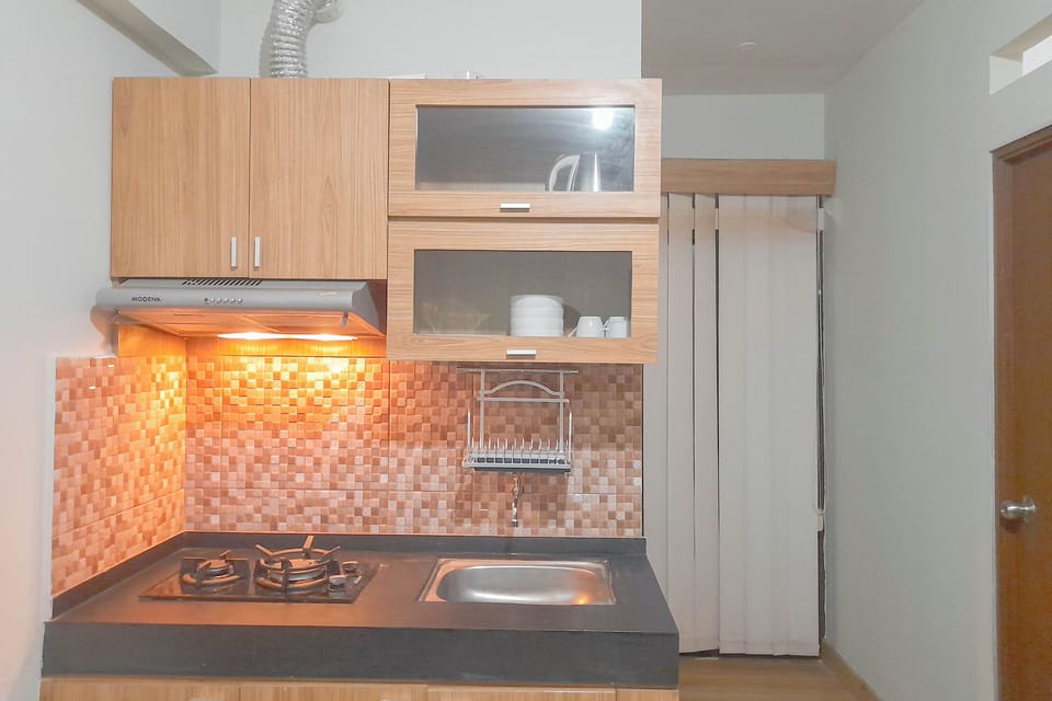Deluxe Apartment | Private kitchen | Fridge, stovetop, cookware/dishes/utensils
