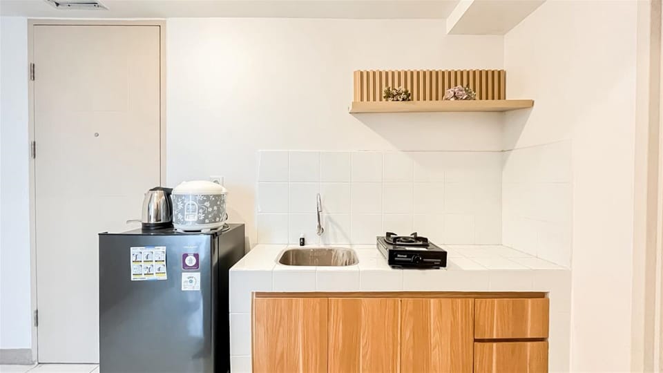 Deluxe Apartment | Private kitchen | Fridge, stovetop, cookware/dishes/utensils