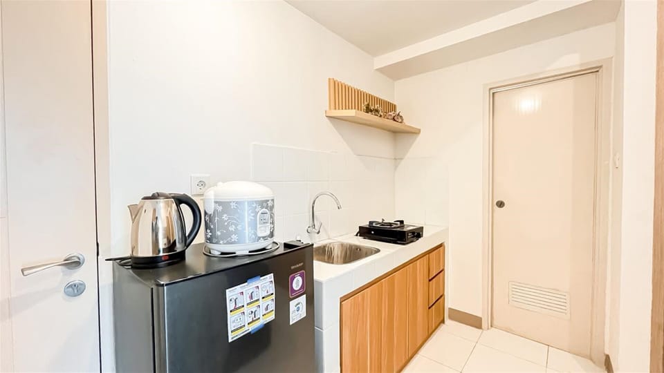 Deluxe Apartment | Private kitchen | Fridge, stovetop, cookware/dishes/utensils