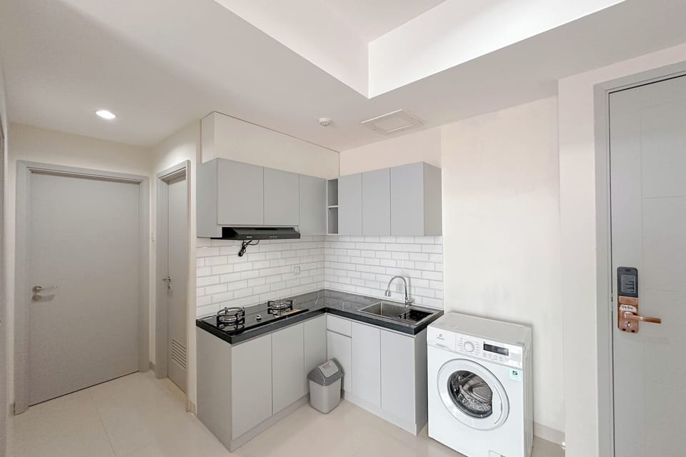 Deluxe Apartment | Private kitchen | Fridge, stovetop, cookware/dishes/utensils