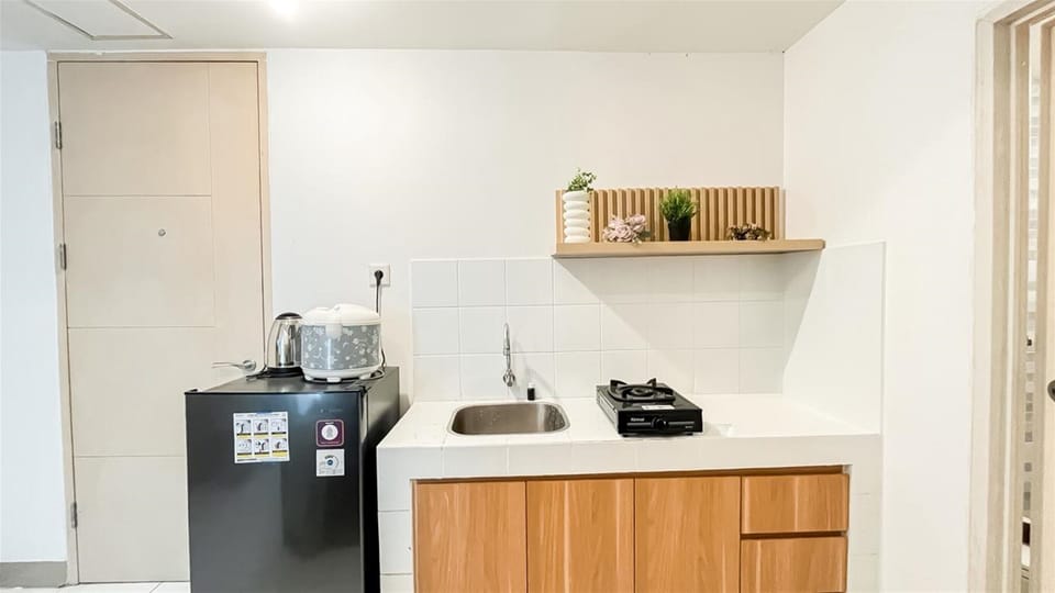 Deluxe Apartment | Private kitchen | Fridge, stovetop, cookware/dishes/utensils