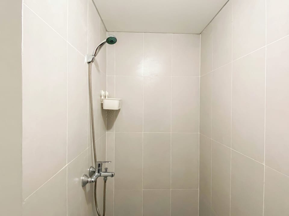 Deluxe Apartment | Bathroom | Shower, free toiletries, towels
