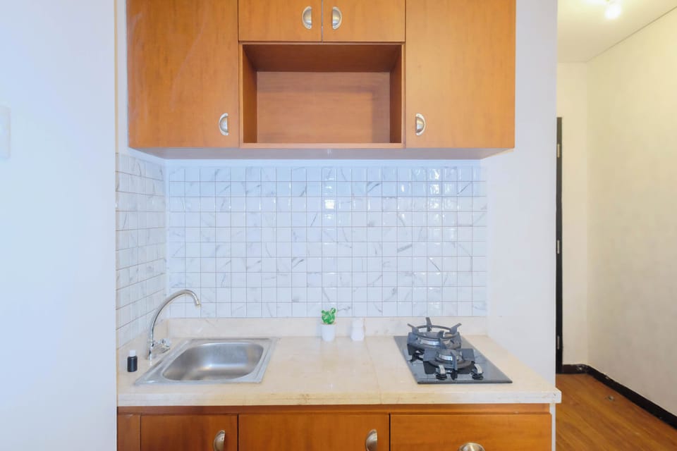 Deluxe Apartment | Private kitchen | Stovetop, cookware/dishes/utensils