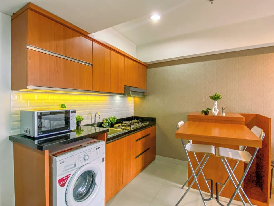 Deluxe Apartment | Private kitchen | Fridge, microwave, stovetop, rice cooker
