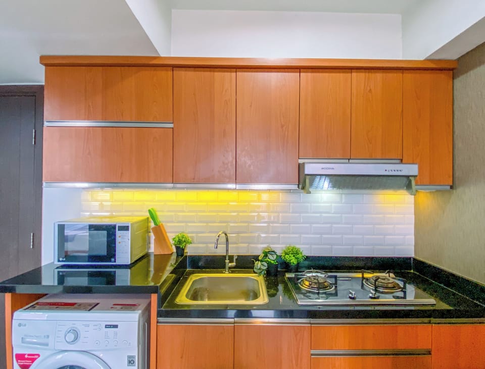 Deluxe Apartment | Private kitchen | Fridge, microwave, stovetop, rice cooker