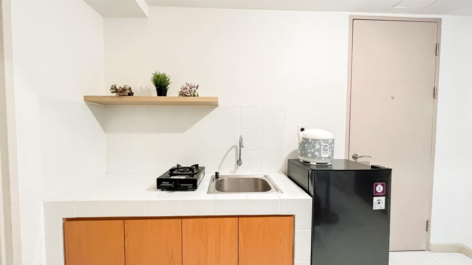 Deluxe Apartment | Private kitchen | Fridge, stovetop, rice cooker, cookware/dishes/utensils