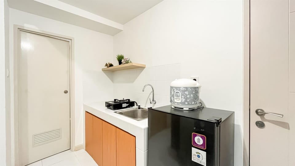 Deluxe Apartment | Private kitchen | Fridge, stovetop, rice cooker, cookware/dishes/utensils