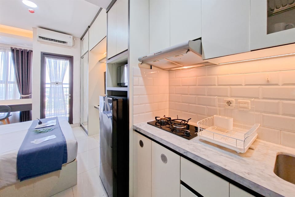 Deluxe Apartment | Private kitchen | Fridge, microwave, stovetop, cookware/dishes/utensils