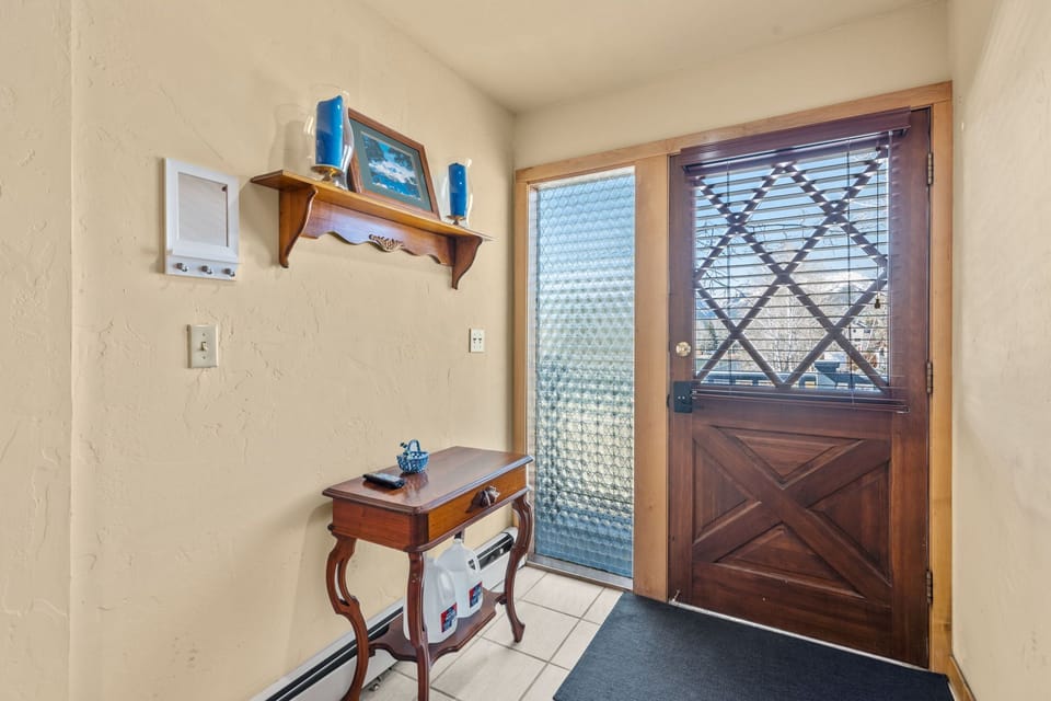 Entryway foyer to the property.