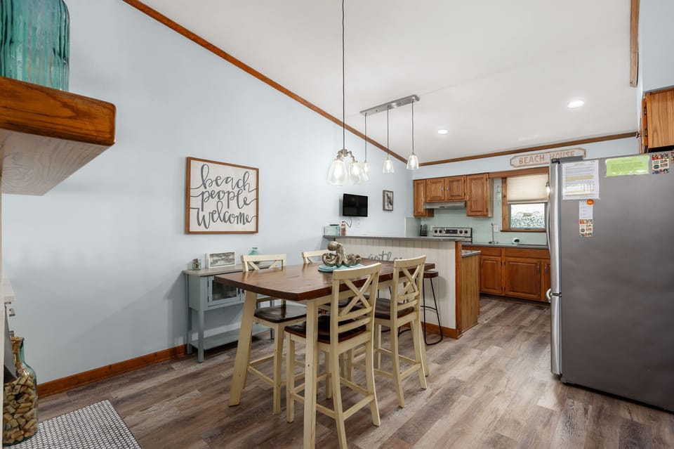 SDG2: Sea Glass Shack | TL Dining Area - Seating for 4