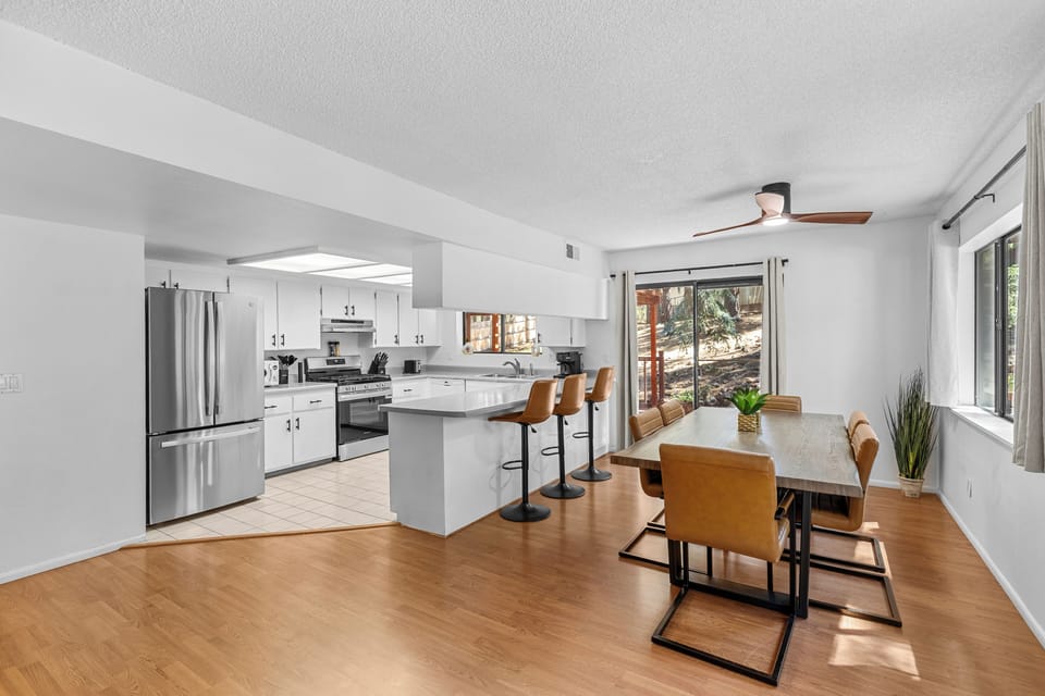 Fully stocked kitchen and dining table for 6