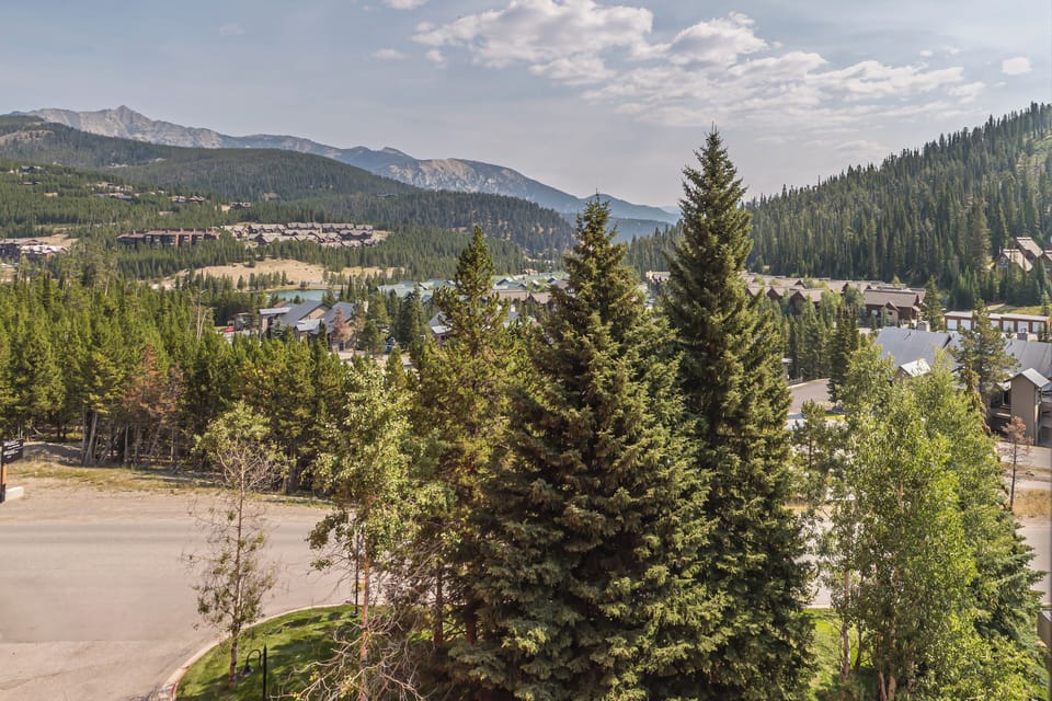 Welcome to Aurora Summit Chalet!