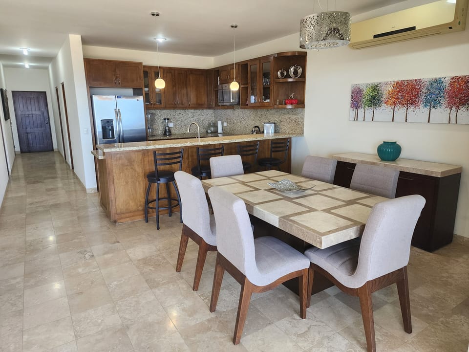 Family Condo, Ocean View | Dining room