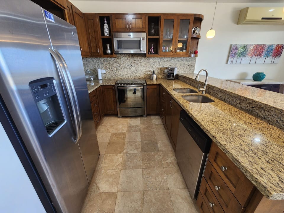 Family Condo, Ocean View | Private kitchen