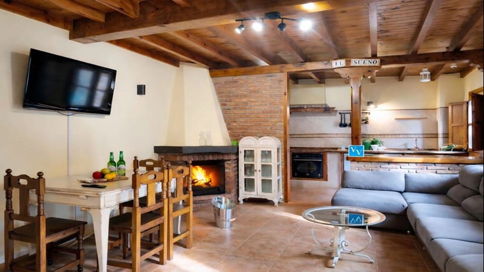 Communal lounge/ TV room,Kitchen or kitchenette,Dining area