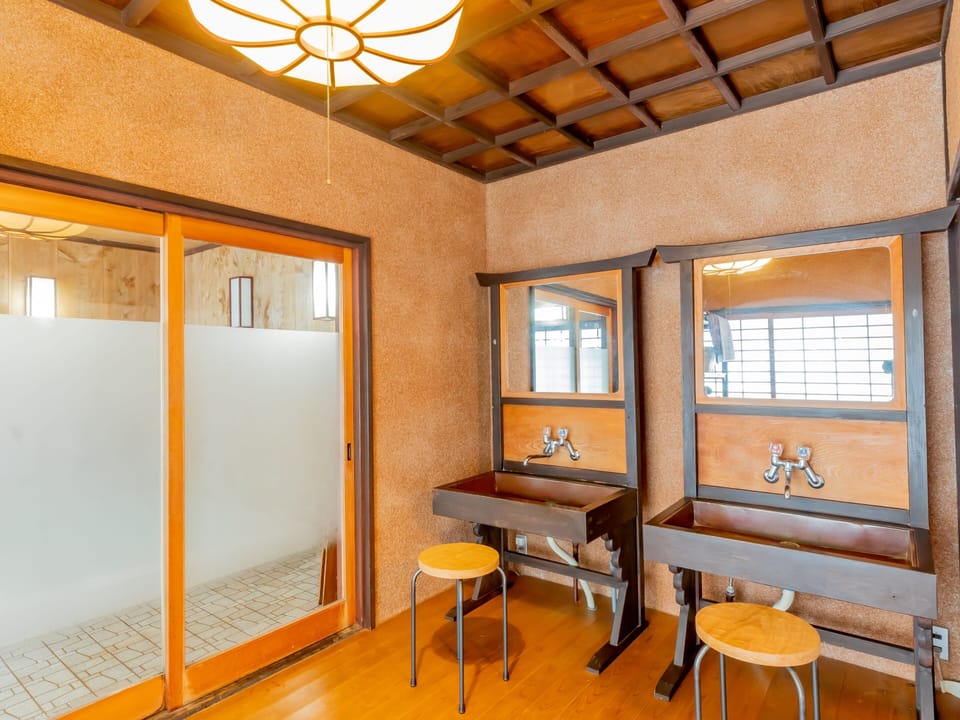 Traditional Room, Non Smoking | Bathroom | Combined shower/tub, hair dryer, bidet, towels