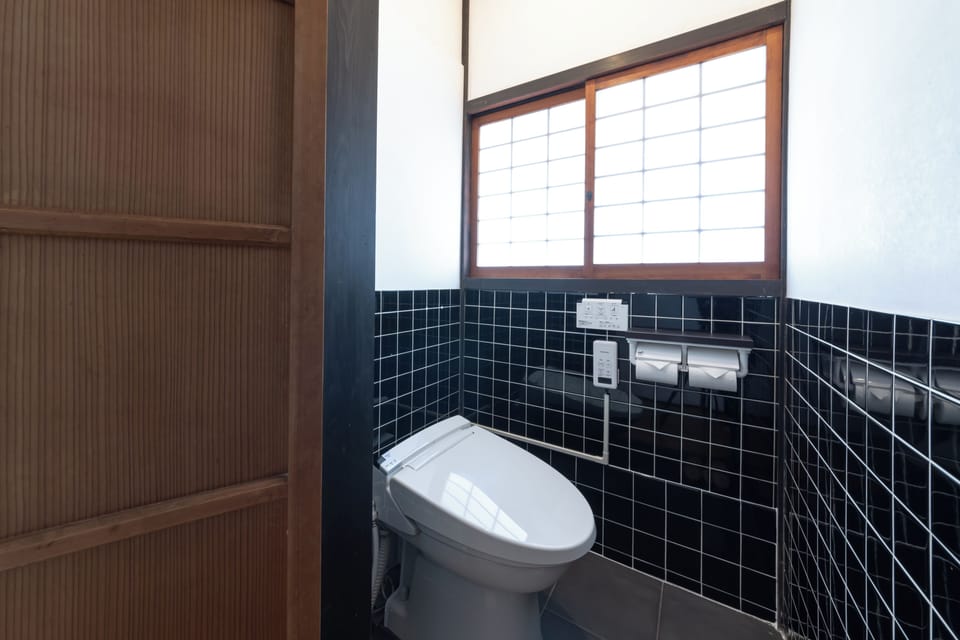Traditional Room, Non Smoking | Bathroom | Combined shower/tub, hair dryer, bidet, towels
