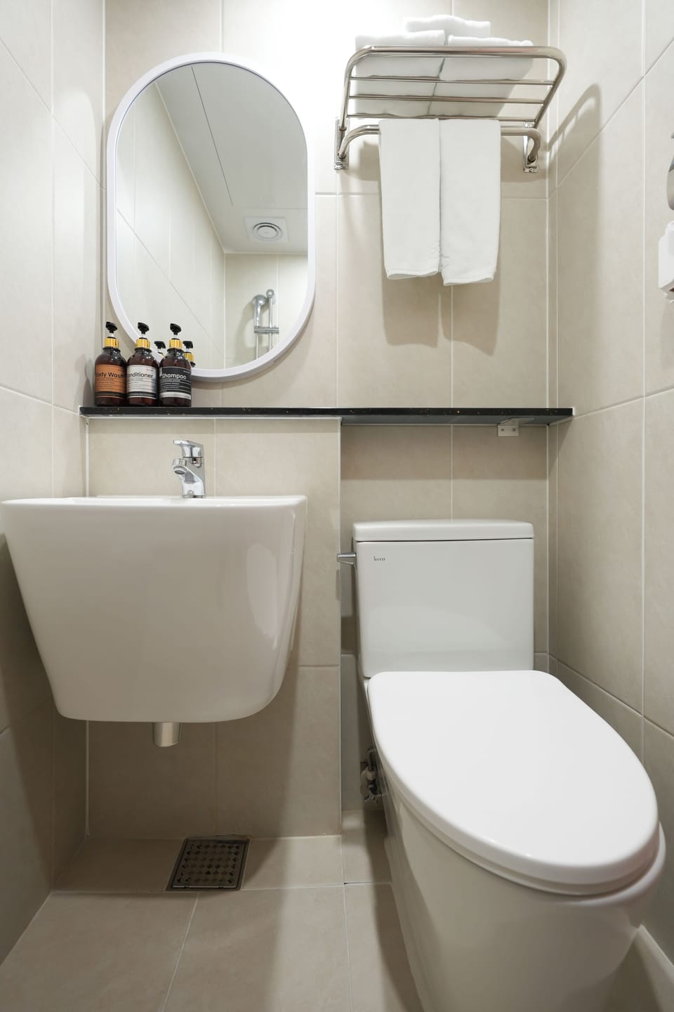 Business Room | Bathroom | Shower, hair dryer, slippers, towels