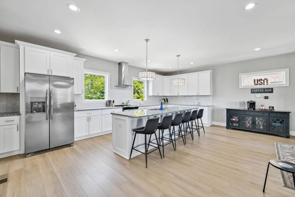 Fully stocked kitchen with all the appliances you`d need to make a home cooked meal