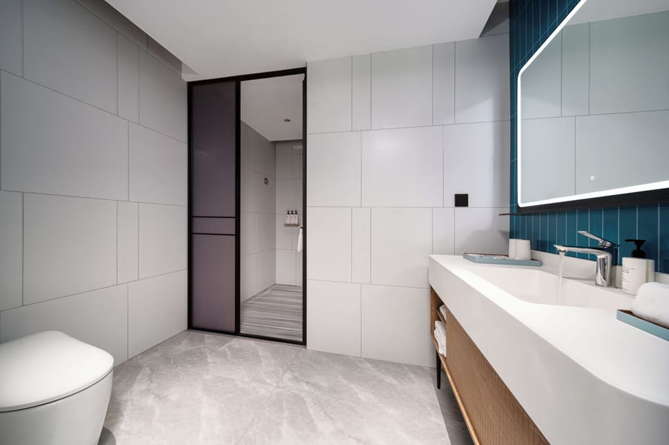 Luxury Suite, City View | Bathroom | Shower, hair dryer, slippers, towels