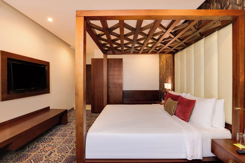 Suite | Down comforters, in-room safe, laptop workspace, blackout drapes