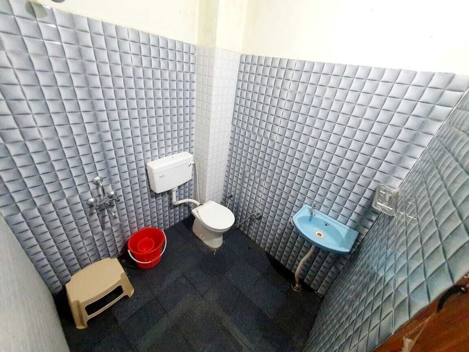 Shower, towels, soap, shampoo
