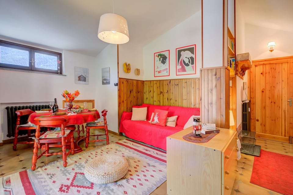 Standard Apartment, Multiple Bedrooms (Appartamento Nido Alpino) | Living area | 21-inch flat-screen TV with cable channels