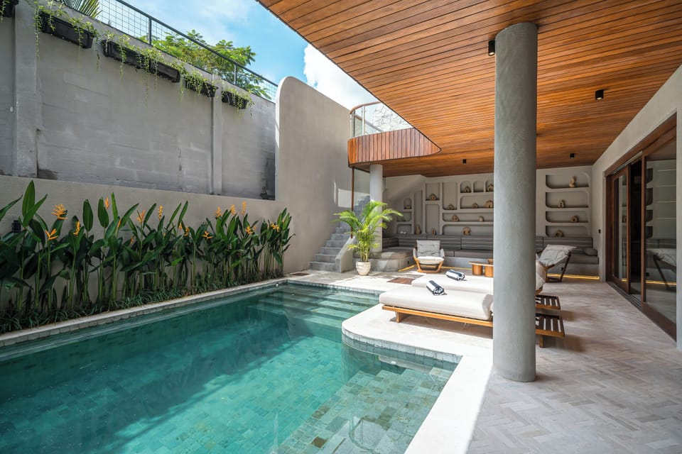 2 outdoor pools