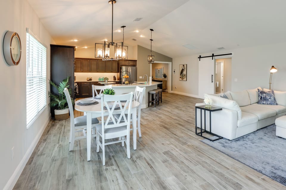 Dining Area | Dishware/Flatware Provided