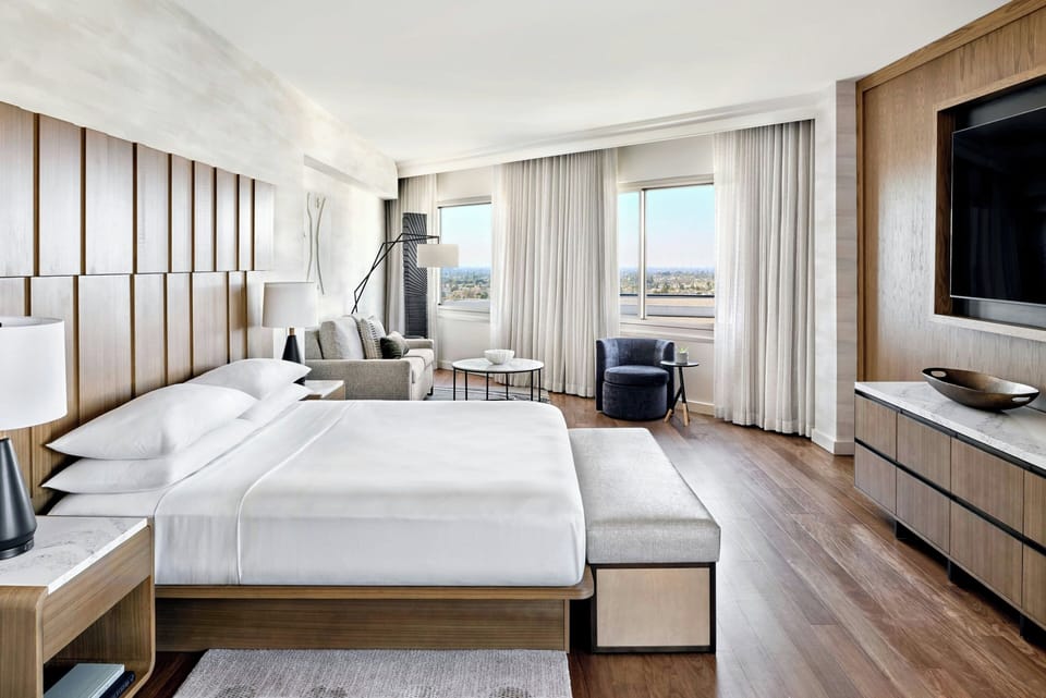 Executive Suite, 1 King Bed with Sofa bed | In-room safe, desk, laptop workspace, iron/ironing board