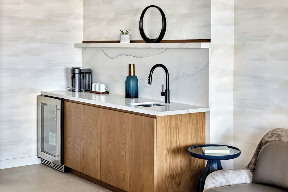 Luxury Suite, 1 King Bed with Sofa bed | Bar (on property)