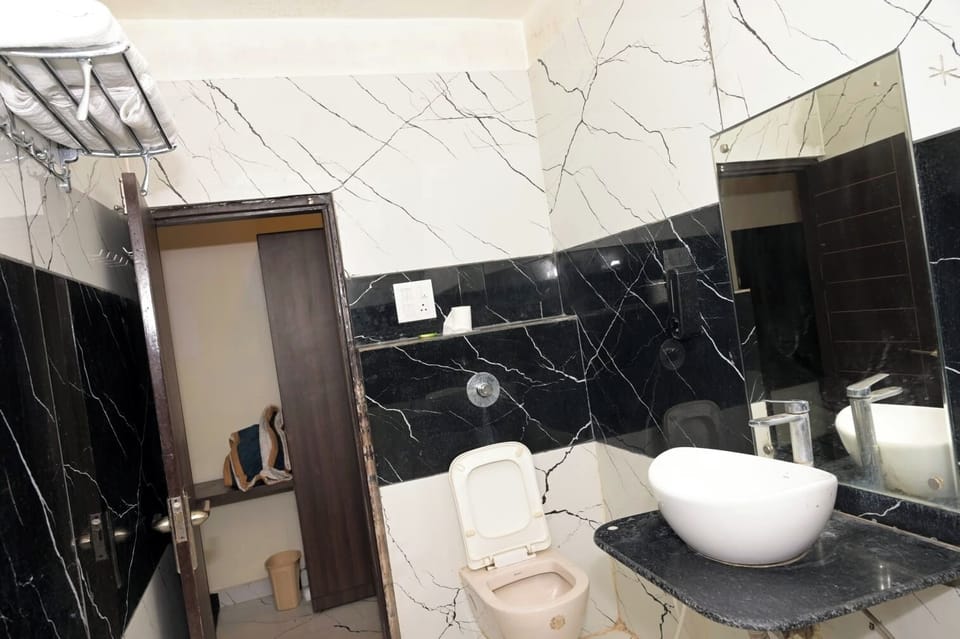 Combined shower/tub, free toiletries, slippers, towels