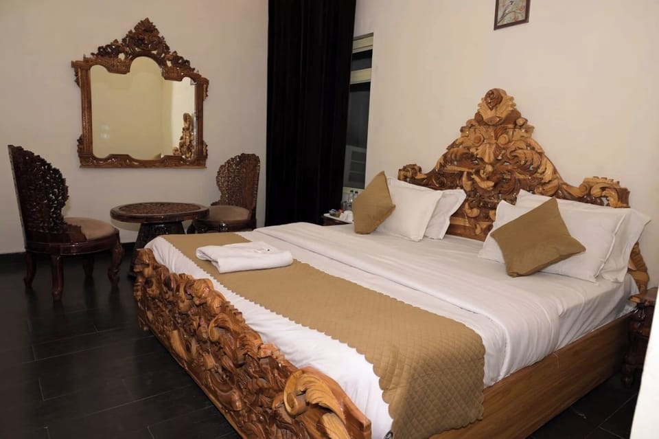 Signature Room | Desk, laptop workspace, free WiFi, bed sheets