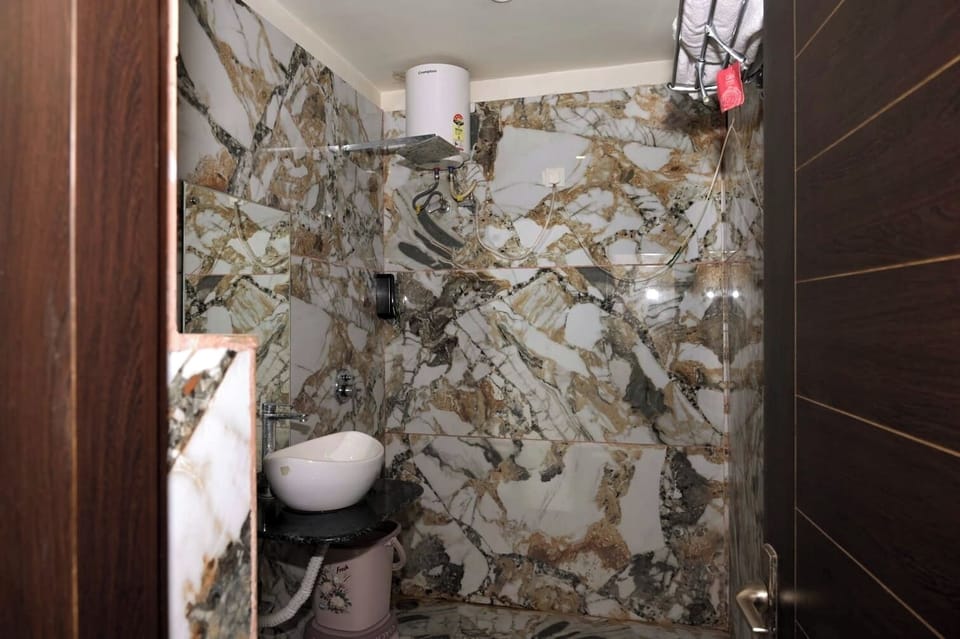 Combined shower/tub, free toiletries, slippers, towels