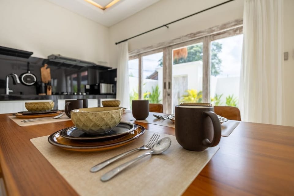 Classic Villa, 2 Bedrooms, Non Smoking, Private Pool | Dining room