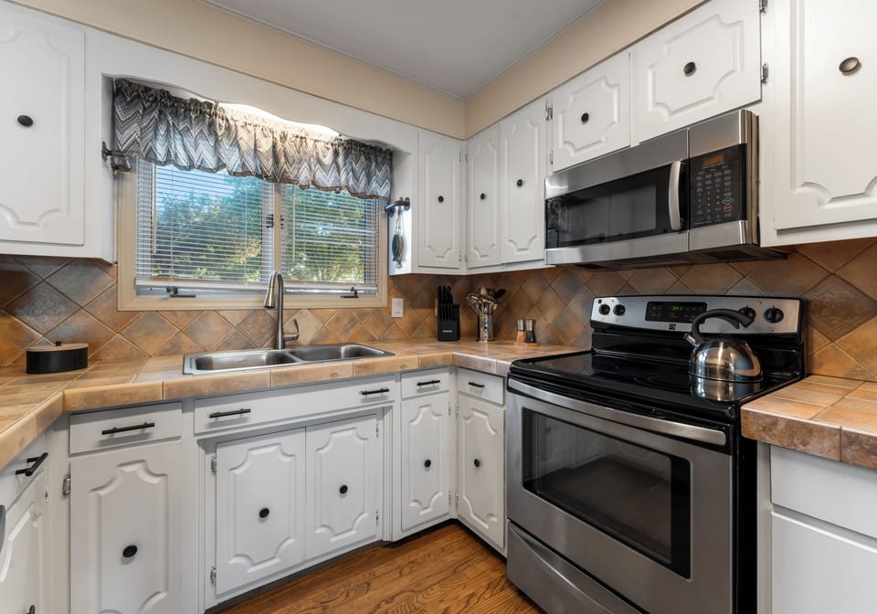 Fully equipped kitchen.