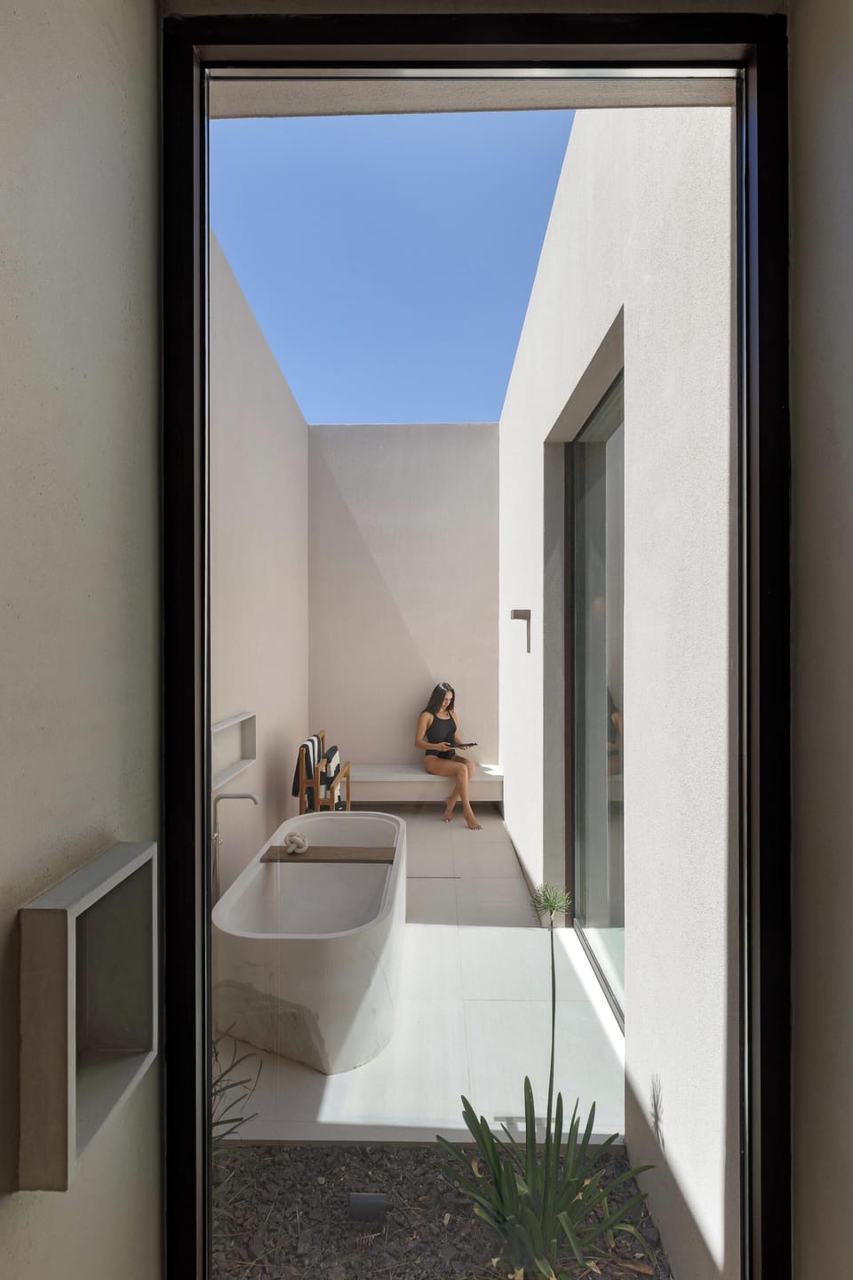A refreshing open-air bathtub for a unique bathing experience